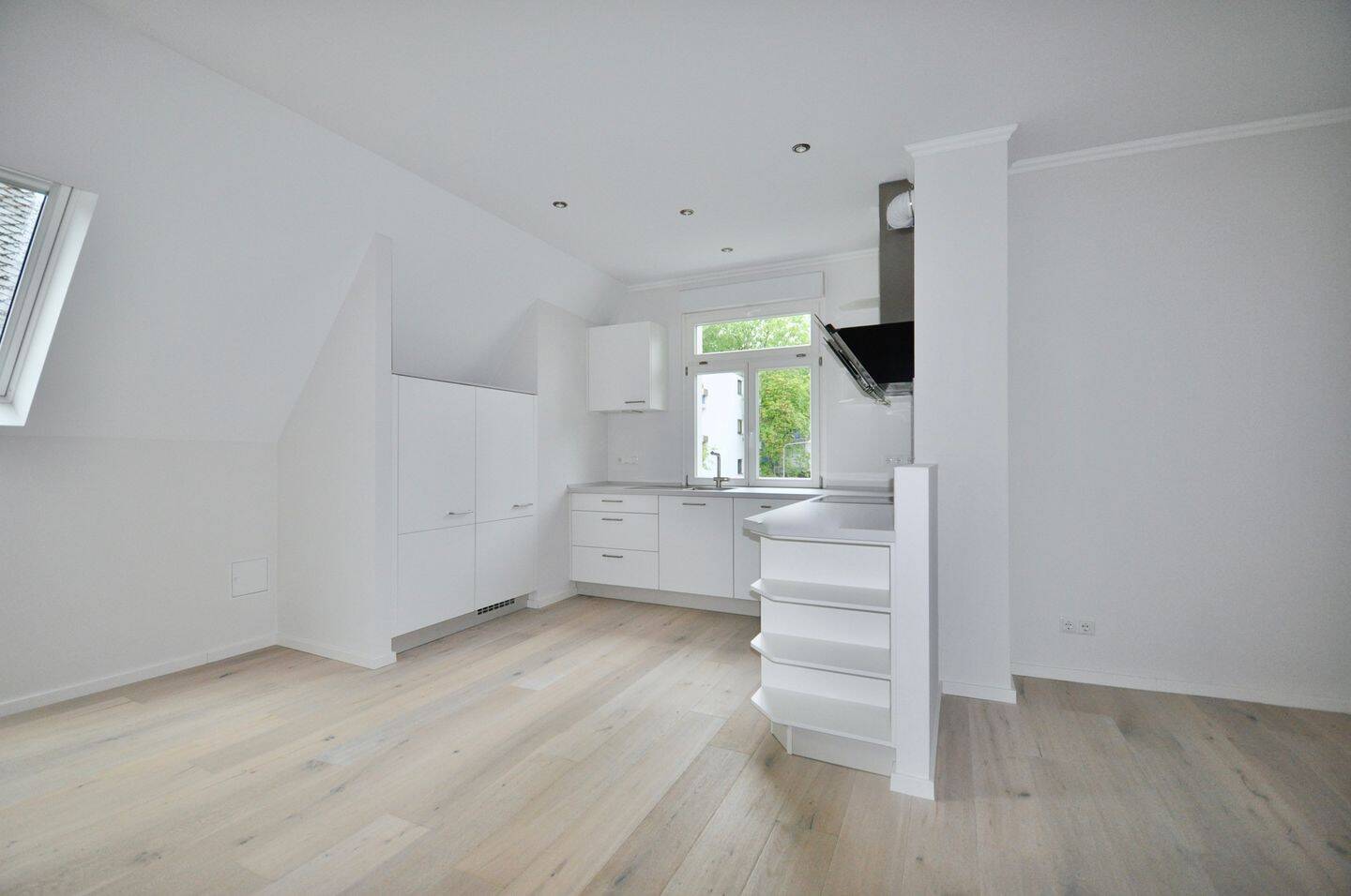 Wiesbaden-Sonnenberg: hochwertig ausgestattete 2-bis 3-Zimmer-Wohnung mit EBK und Tageslichtbad., 65191 Wiesbaden (Bierstadt Sonnenberg Wiesbaden)