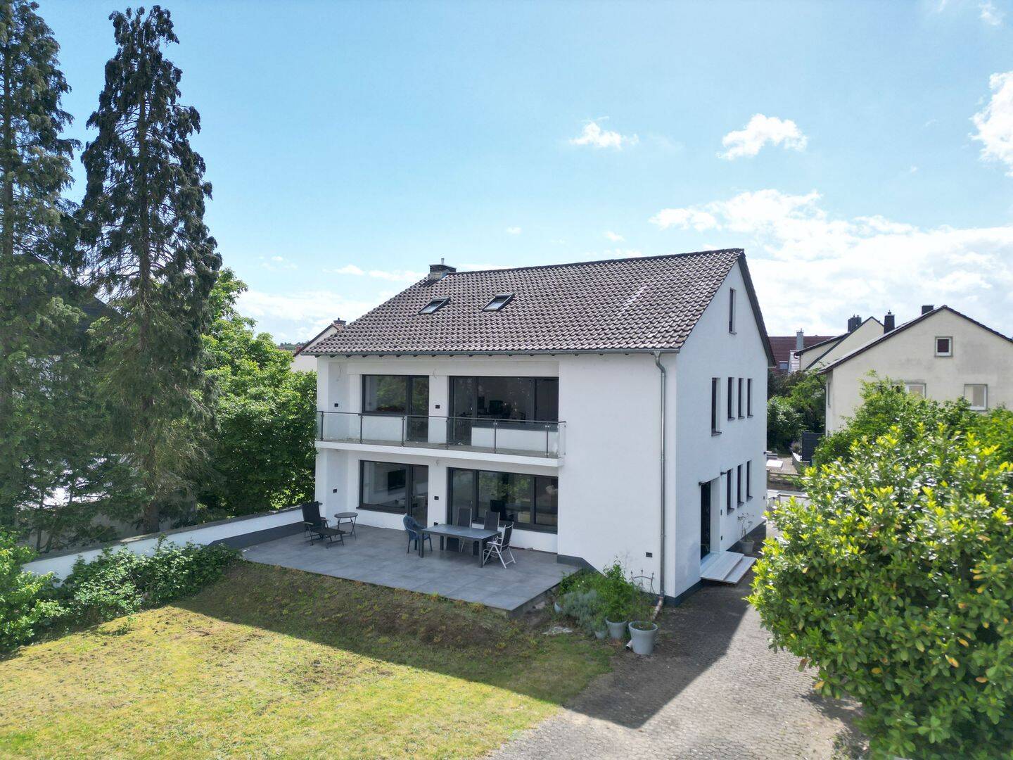 Saniertes Ein- oder Zwei-Familienhaus mit Nebengebäude und drei Garagen, 63811 Stockstadt a. Main