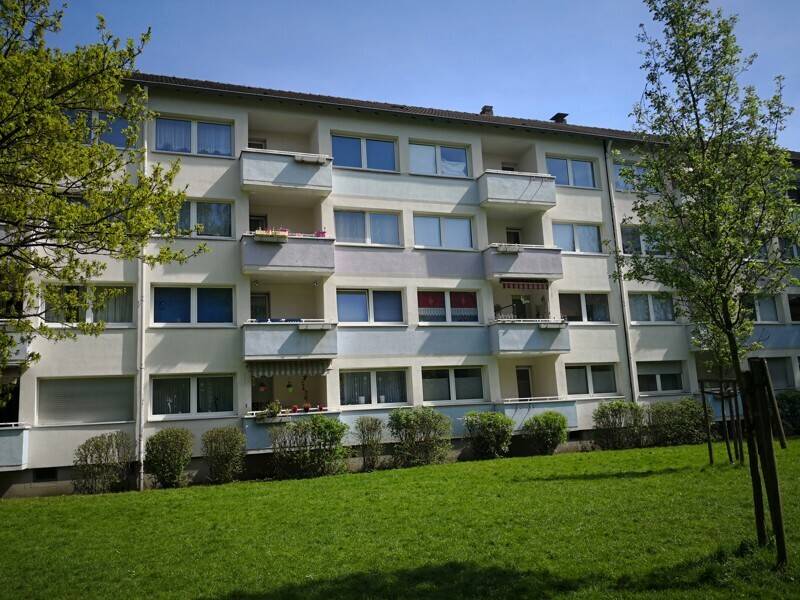 Zum Einzug frisch renovierte und sanierte 3-Zimmer-Wohnung mit Balkon, 47138 Duisburg (Mittelmeiderich Neumühl Obermeiderich Ruhrort Untermeiderich)