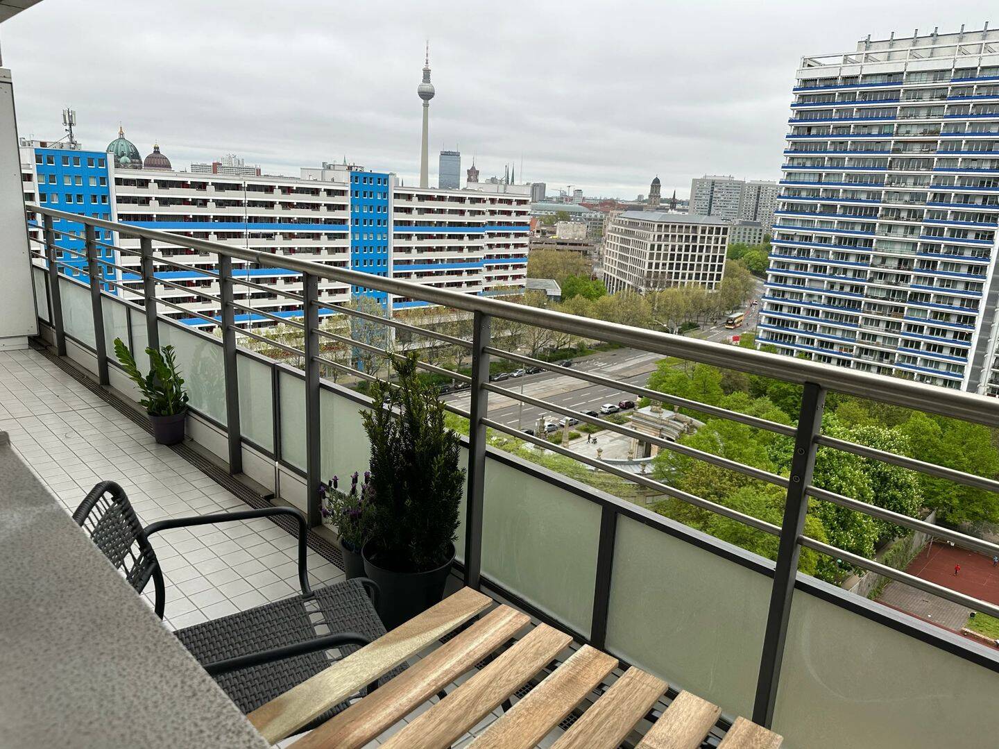 Wohnen über den Dächern Berlins: Luxuriöses 55m² Apartment mit Balkon (Mitte), 10117 Berlin (Mitte)