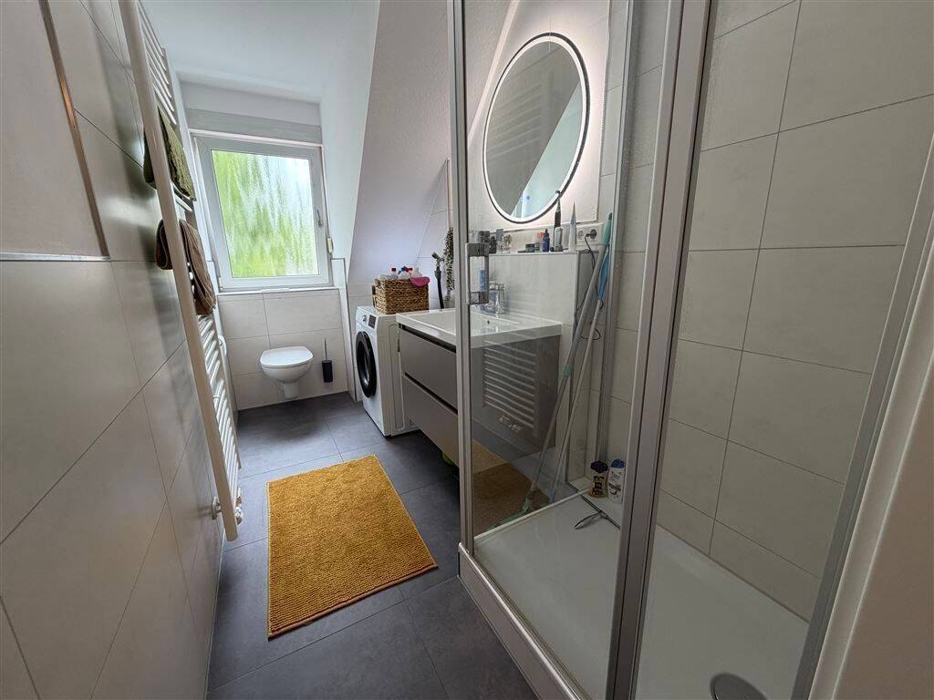 Moderne 2-Zimmer Dachwohnung mit Balkon und Tiefgaragenstellplatz | Gepflegtes MFH in Stein, 90547 Stein