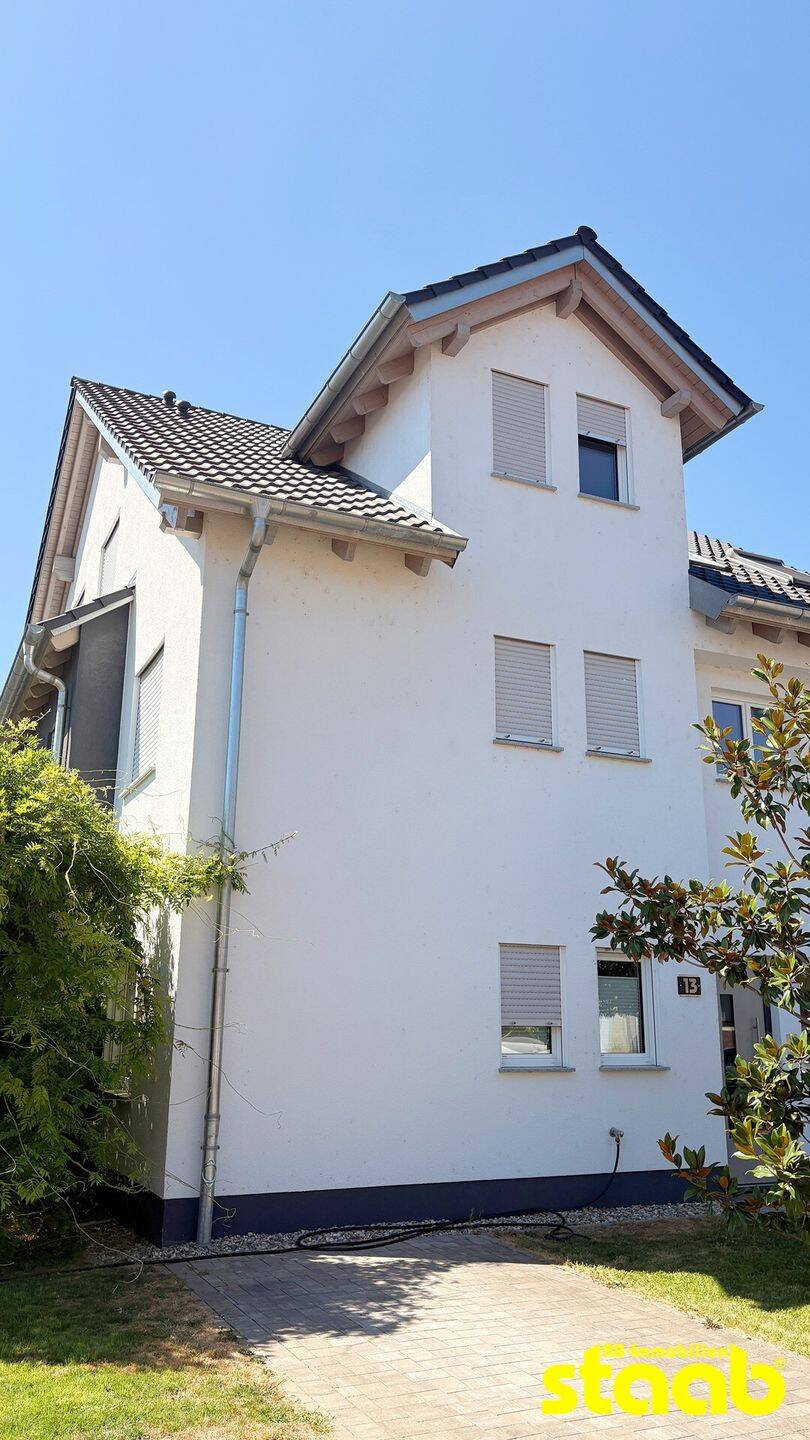 *** WOHNEN WIE IM EINFAMILIENHAUS – FAST 200 M², 5 ZIMMER, 2 ETAGEN & GROSSER PRIVATGARTEN ***