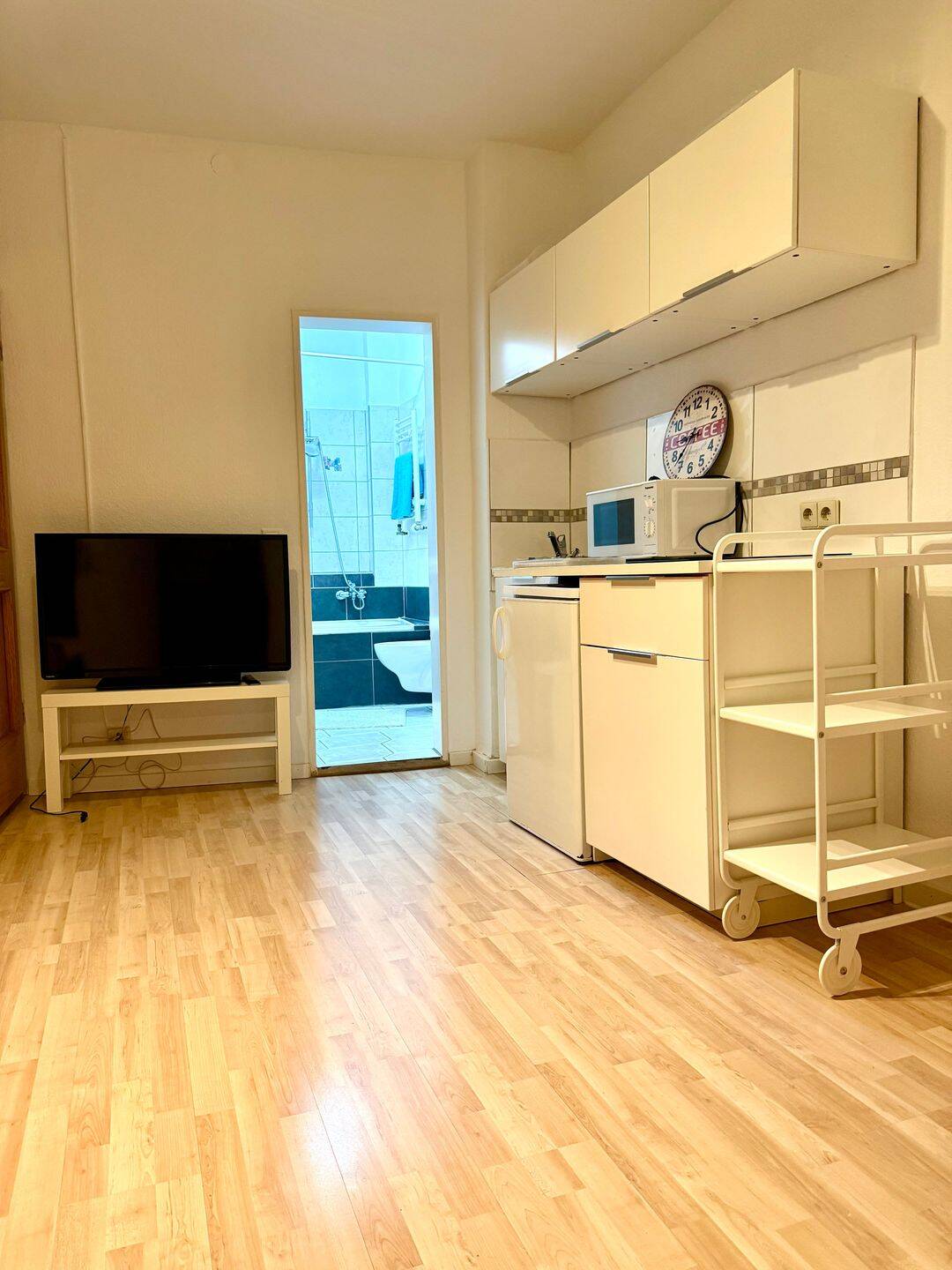 +++ MÖBLIERTE- HELLE- 2-ZIMMER -WOHNUNG – PERFEKT FÜR PENDLER +++, 90763 Fürth (Südstadt Weikershof)
