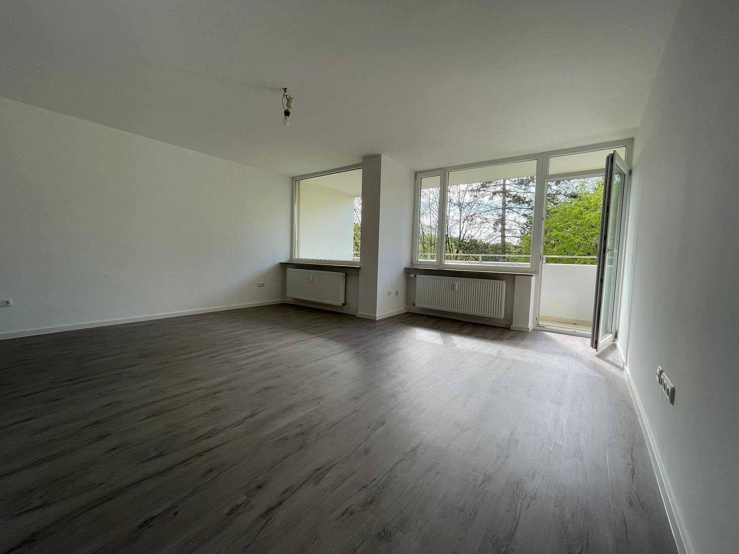 Schön renovierte 2 Zimmer Wohnung mit sonnigem Balkon, 81927 München (Bogenhausen)