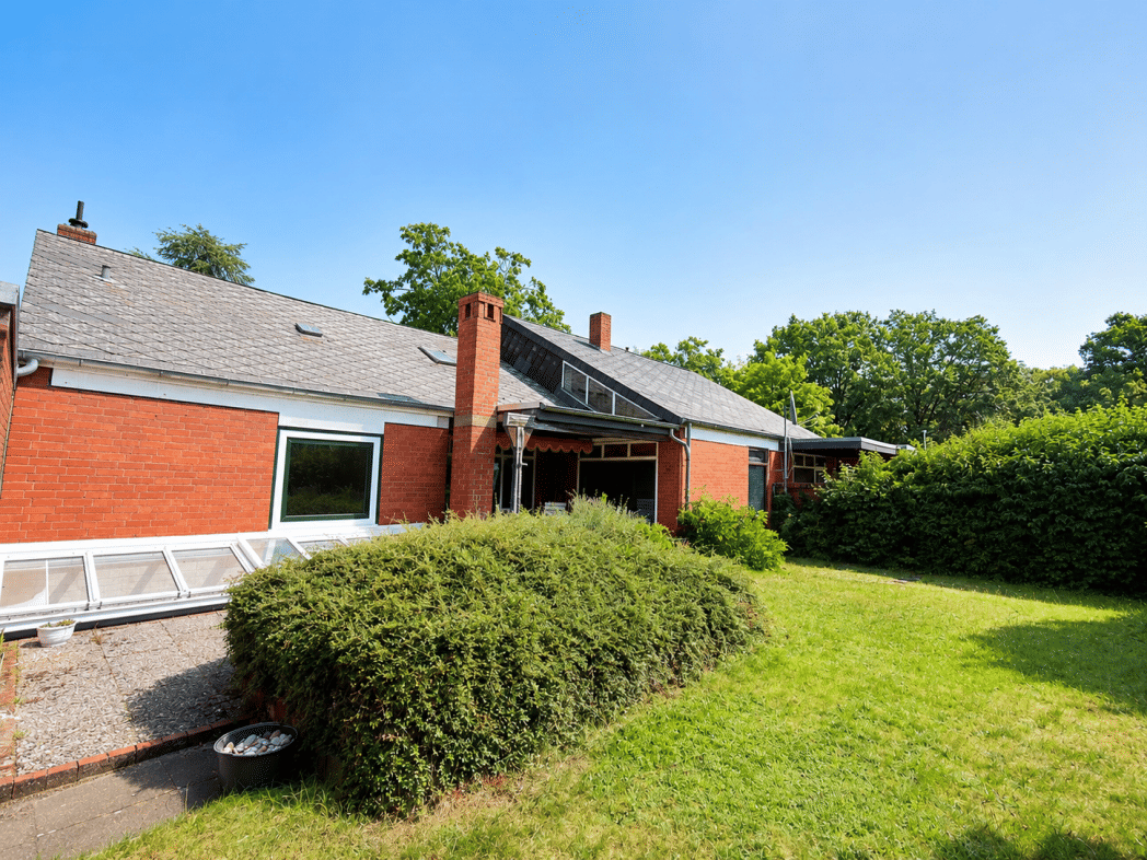 Individuelles Einfamilienhaus mit Garten, Keller, Garagen und separater Einliegerwohnung, 30655 Hannover