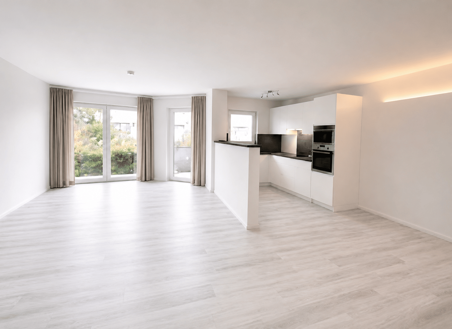 Modernisierte 3-Zimmer-Wohnung mit Balkon, Kamin, EBK und Stellplatz in Idstein, 65510 Idstein