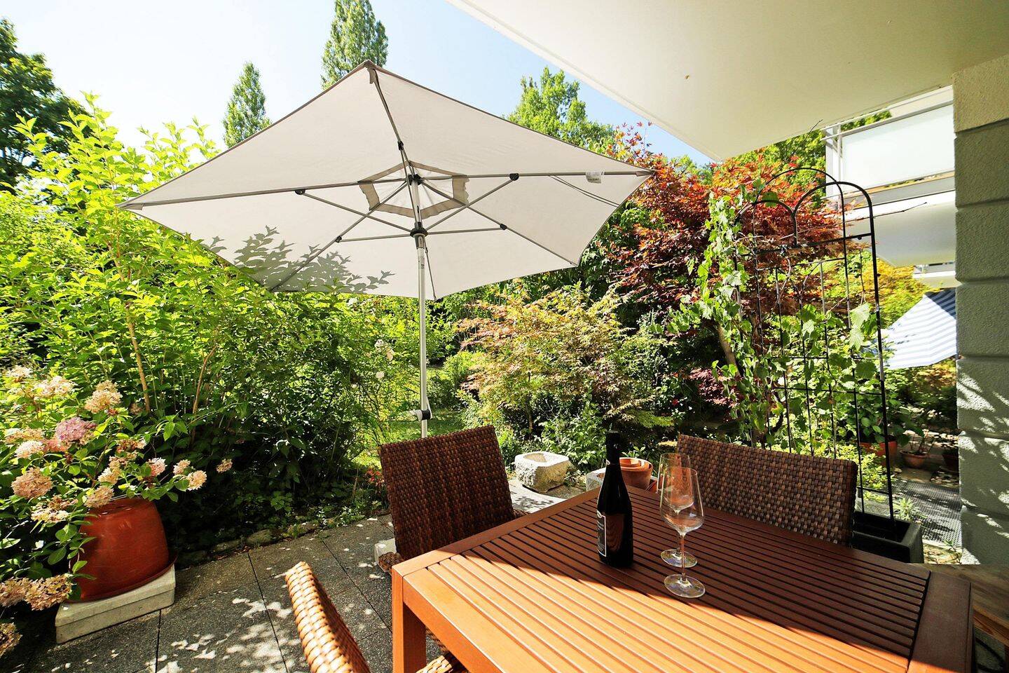 Schnuckeliges Erdgeschoss-Juwel mit Terrasse – Wohnglück dank Erbbaurecht, 81927 München (Bogenhausen)