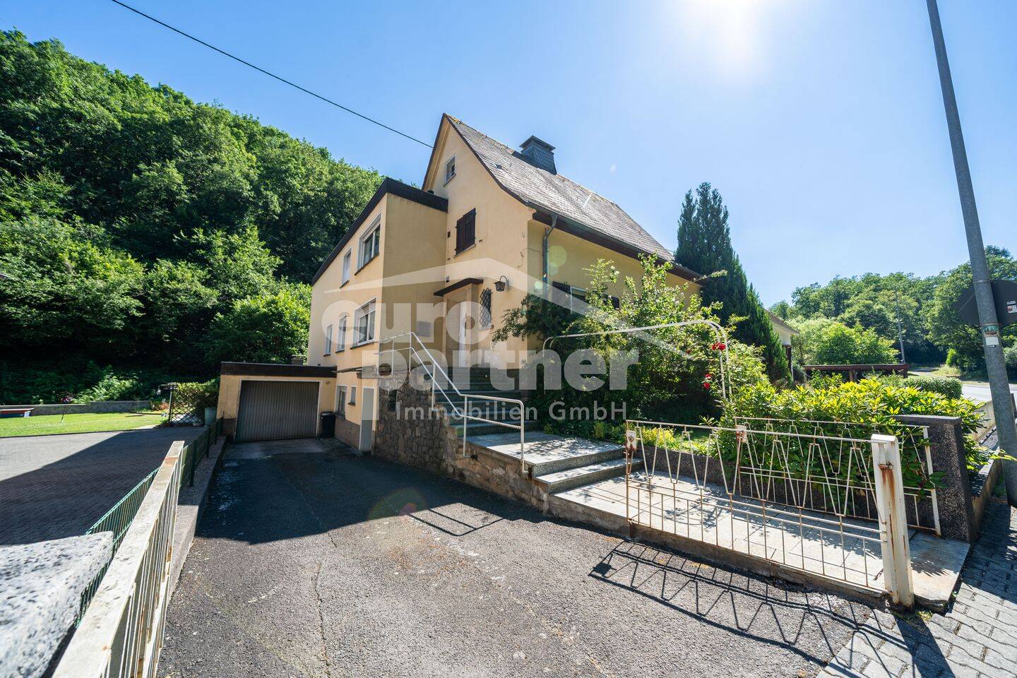 Viel Raum für Ihre Ideen – Großzügiges Zweifamilienhaus mit idyllischem Garten in Tiefenstein, 55743 Idar-Oberstein