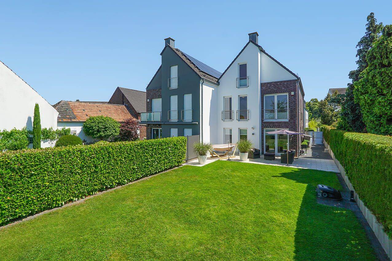 Lichtdurchflutete Doppelhaushälfte mit Kamin, Garten und hoher Energieeffizienz, 40589 Düsseldorf