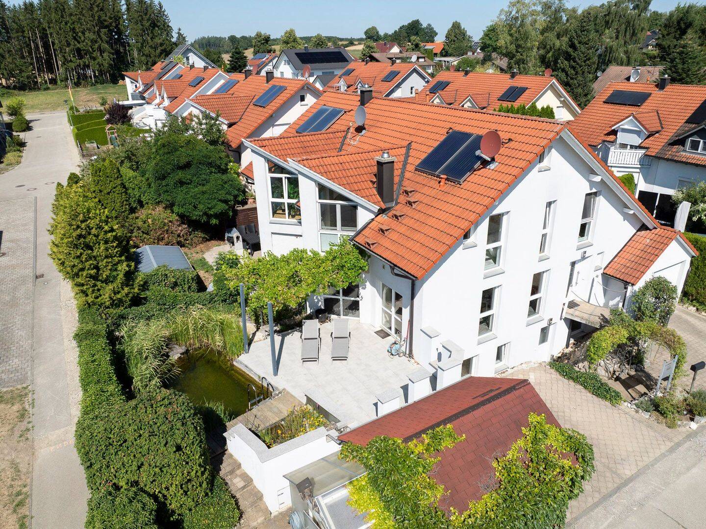 Exklusives Wohnen am Ortsrand – Doppelhaushälfte mit Einliegerwohnung, Wellnessbereich und Schwimmteich, 88450 Berkheim