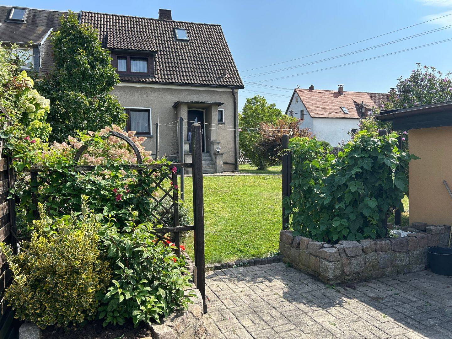 Kleines Raumwunder – Eine Doppelhaushälfte in urbaner Wohnsiedlung in Wilsdruff-Grumbach, 1723 Wilsdruff