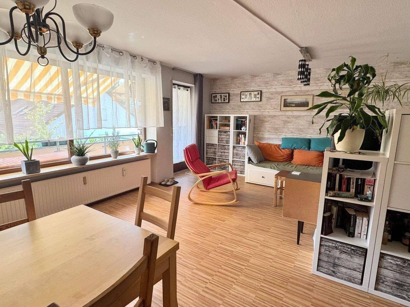 Rückersdorf ! Helle, geräumige 2-ZW, 67 m², Laminat, großer Balkon, 1.OG ohne Aufzug, Pkw-Stellplatz, 90607 Rückersdorf
