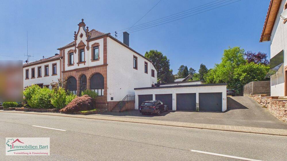 GRENZNÄHE: WOHNHAUS MIT 3 GROßEN WOHNUNGEN / ATELIER / 5 GARAGEN / GARTEN NACH WESTEN AUSGERICHTET, 66693 Mettlach