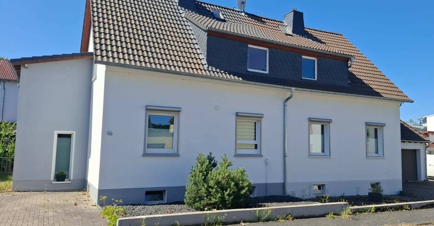 Großzügiges Einfamilienhaus mit vereinten Doppelhaushälften und Gartenidylle, 65550 Limburg a.d. Lahn