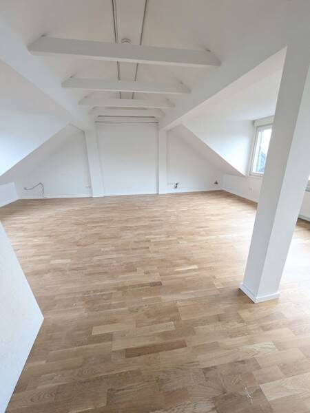 Ratingen: Helle Dachgeschosswohnung mit großem Wohnraum und Einbauküche, 40878 Ratingen