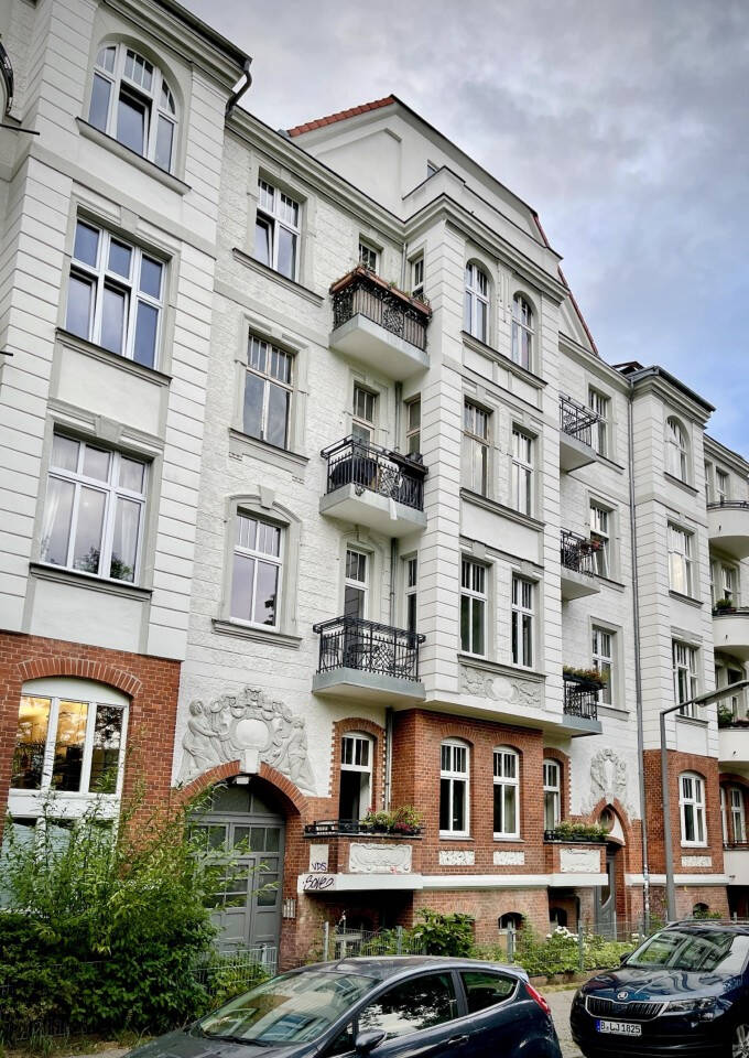 Erstbezug nach Kernsanierung: Hochwertig ausgestattete 2-Zimmer-Souterrain-Wohnung mit Design-EBK, vollständig möbliert, bezugsfrei