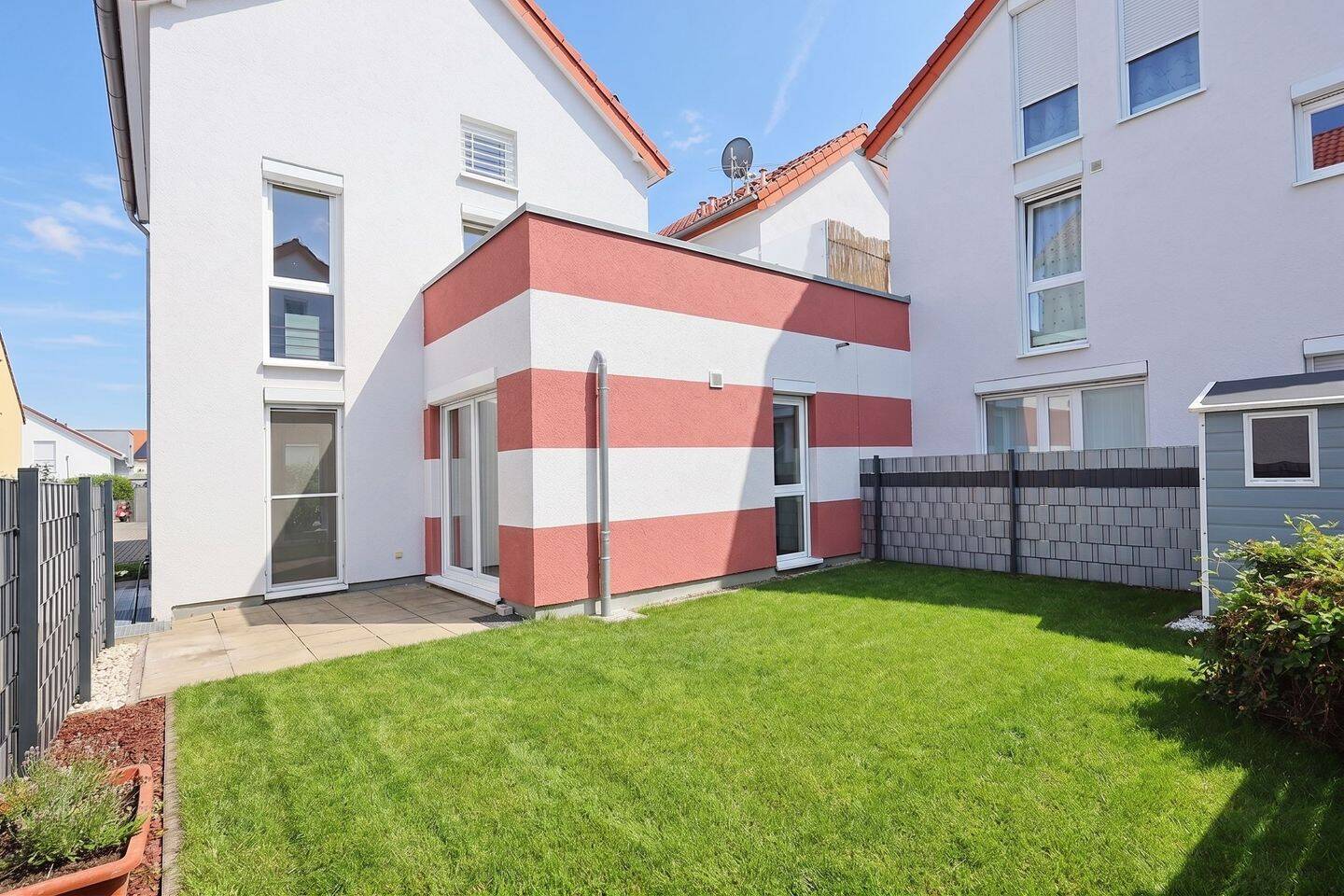 Sofort bezugsfrei: Gepflegte und modernisierte Doppelhaushälfte mit sonnigen Terrassen und Garten, 71069 Sindelfingen