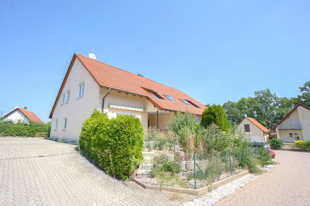 Dachgeschoss-Charme pur: 3 Zimmer Wohnung mit Loggia, tolle Raumhöhen & Carport, 91586 Lichtenau