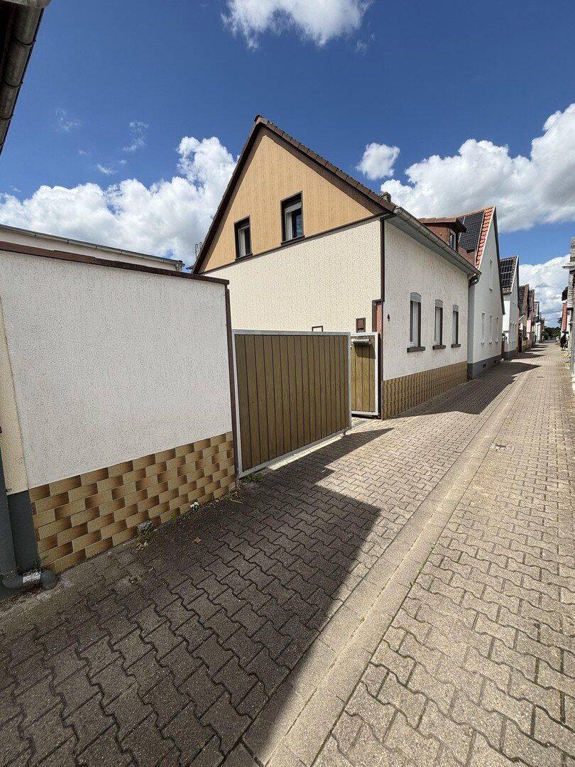 Freistehende Einfamilienhaus in Worms Heppenheim mit Hof in Garage, 67551 Worms (Heppenheim Horchheim Pfeddersheim Weinsheim Wiesoppenheim)