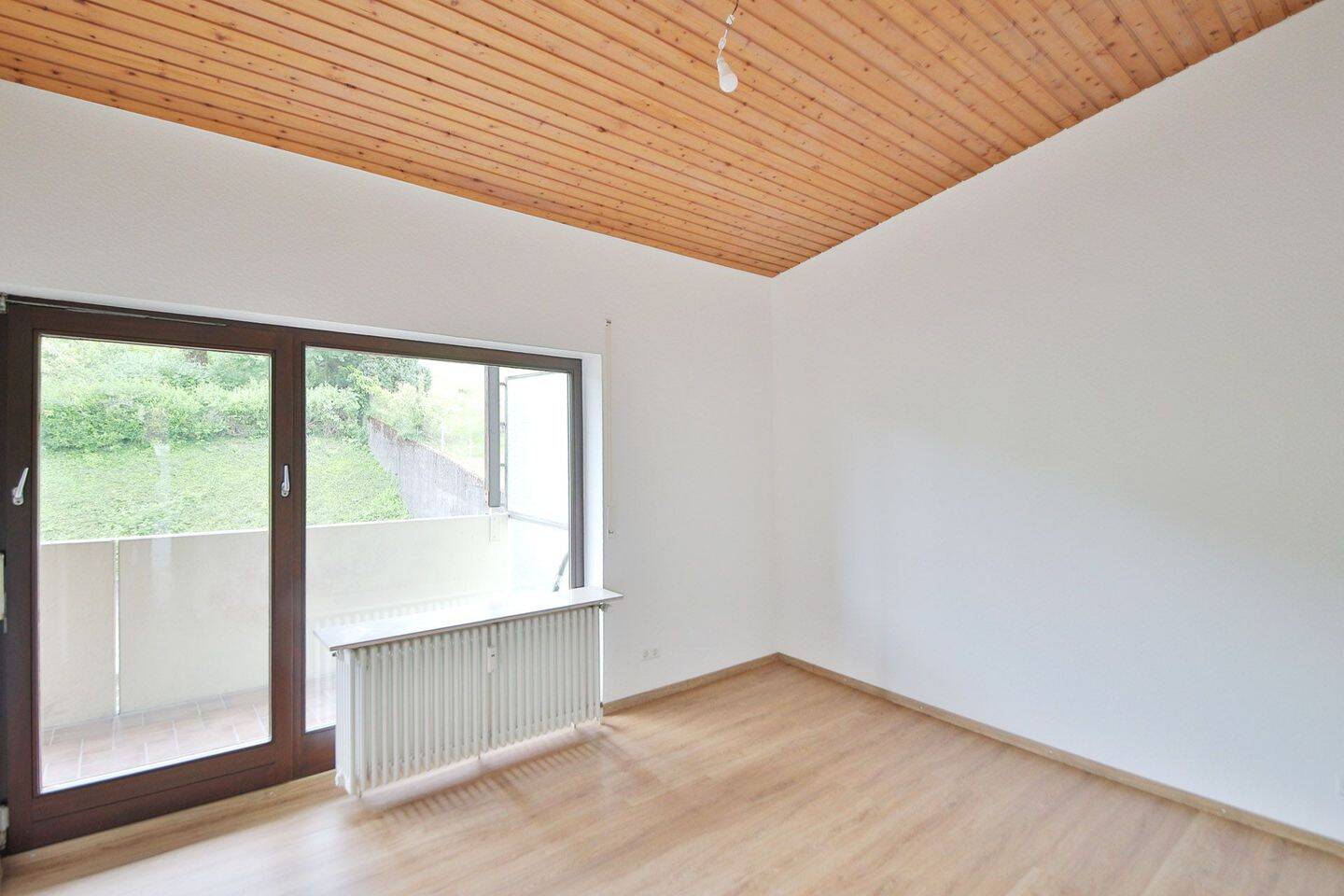 Sanierte 3-Zimmer-Dachgeschosswohnung mit traumhafter Dachterrasse und Balkon zu vermieten!