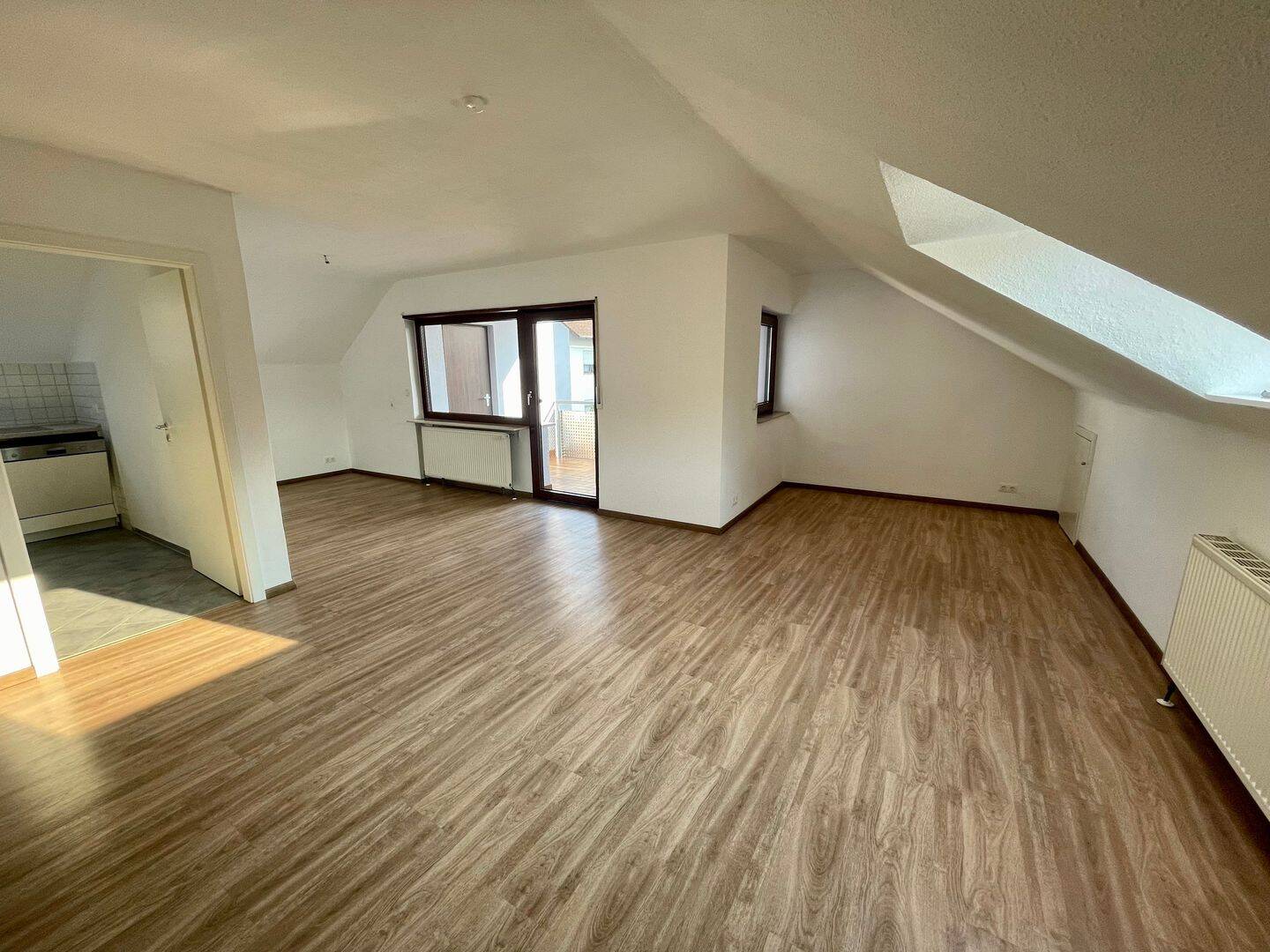 3-Zimmer-DG-Wohnung mit Südbalkon und Einbauküche in Schriesheim, 69198 Schriesheim