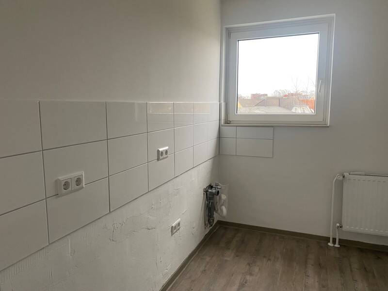 Renovierte 4-Zimmer-Wohnung mit Balkon, 28309 Bremen (Hemelingen Sebaldsbrück)