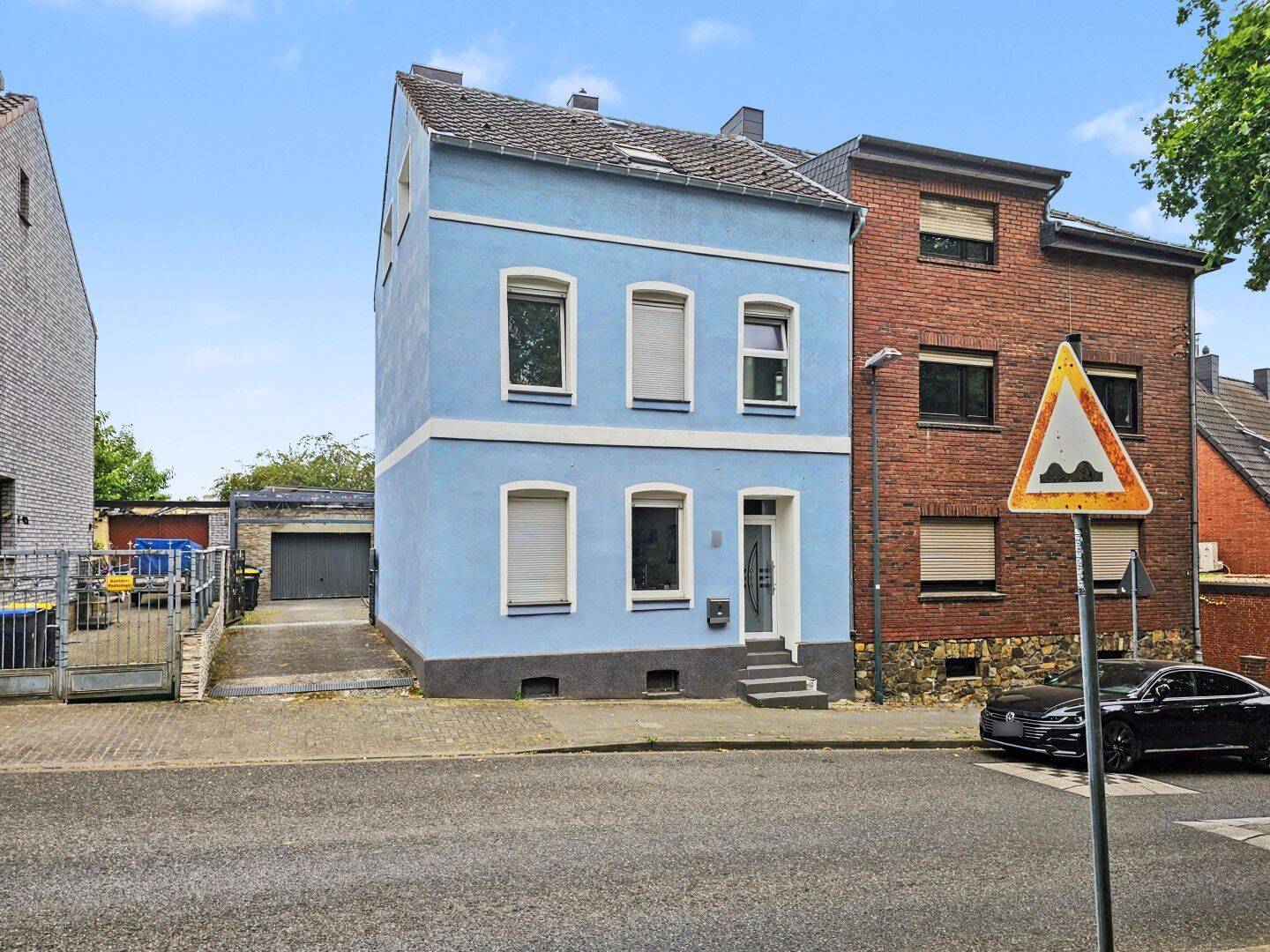Eschweiler-Aue: Modernisiertes Familienhaus mit großer Garage und PV-Anlage in beliebter Lage, 52249 Eschweiler