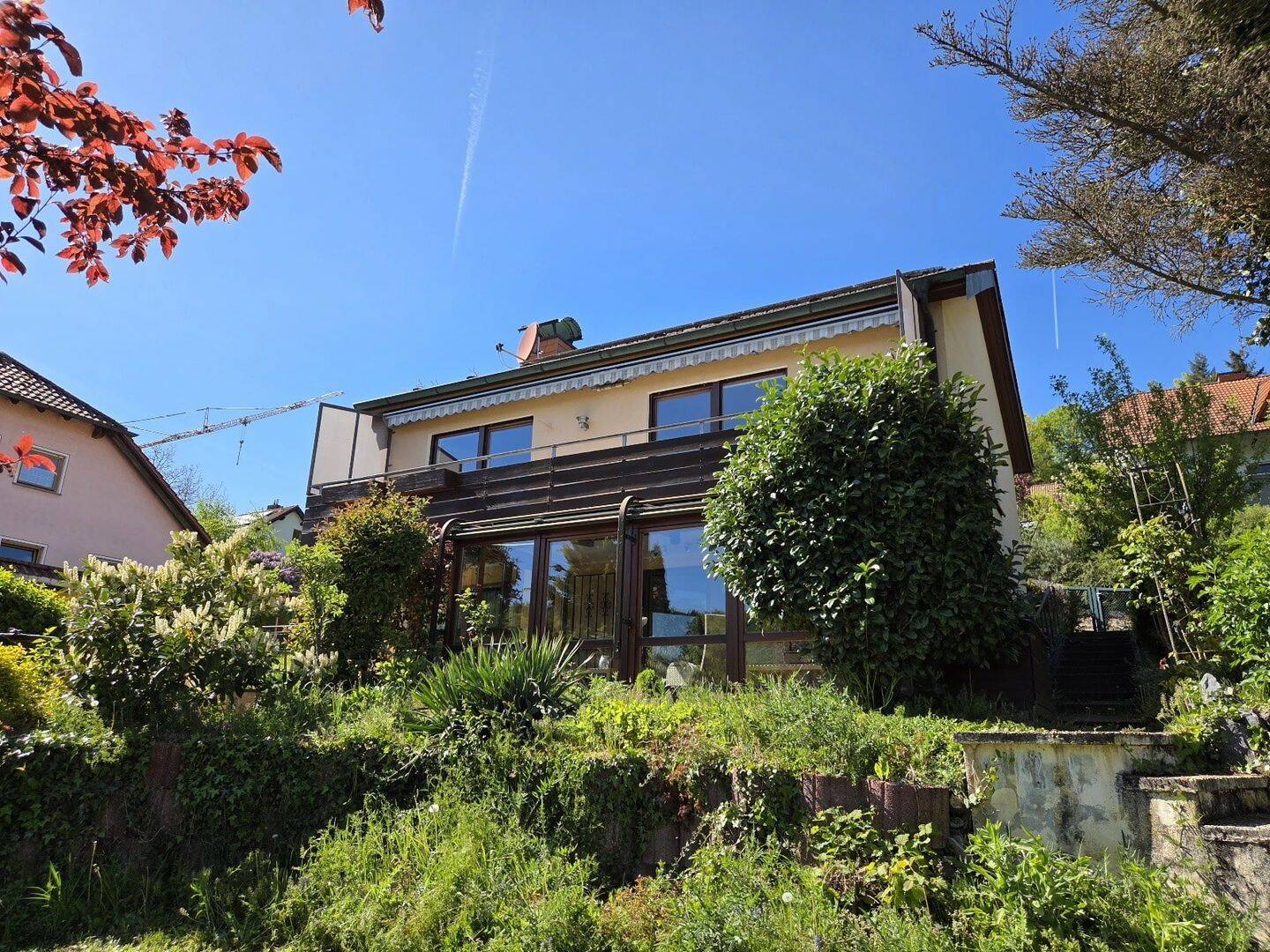 Ruhig gelegenes EFH mit Garagen und schönem Garten in beliebter Siedlungslage von Eltmann, 97483 Eltmann