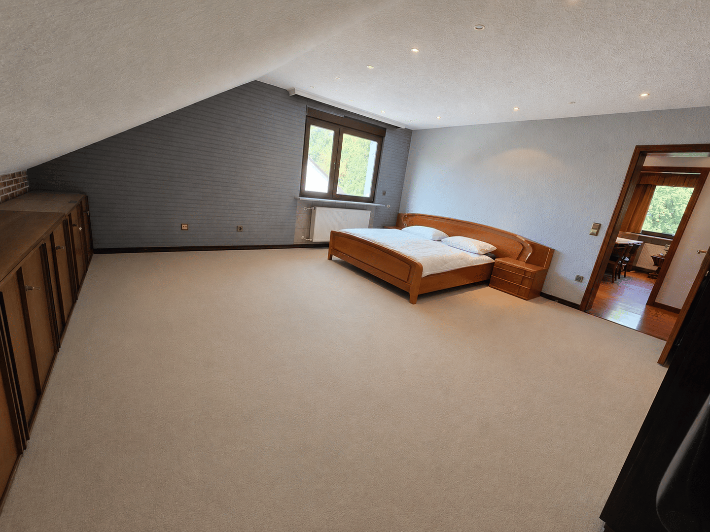 Großzügige Dachgeschosswohnung in ruhiger, naturnaher Lage mit Garage und Einbauküche, 63128 Dietzenbach