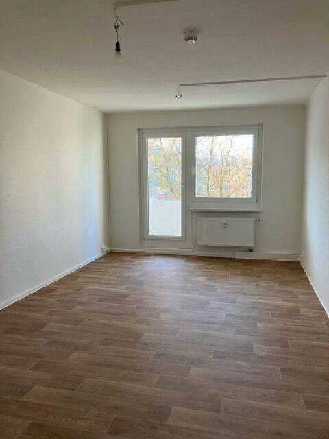Entspannt leben: Moderne Familienwohnung mit Balkon und Blick ins Grüne, 7549 Gera (Debschwitz Lusan Röppisch)