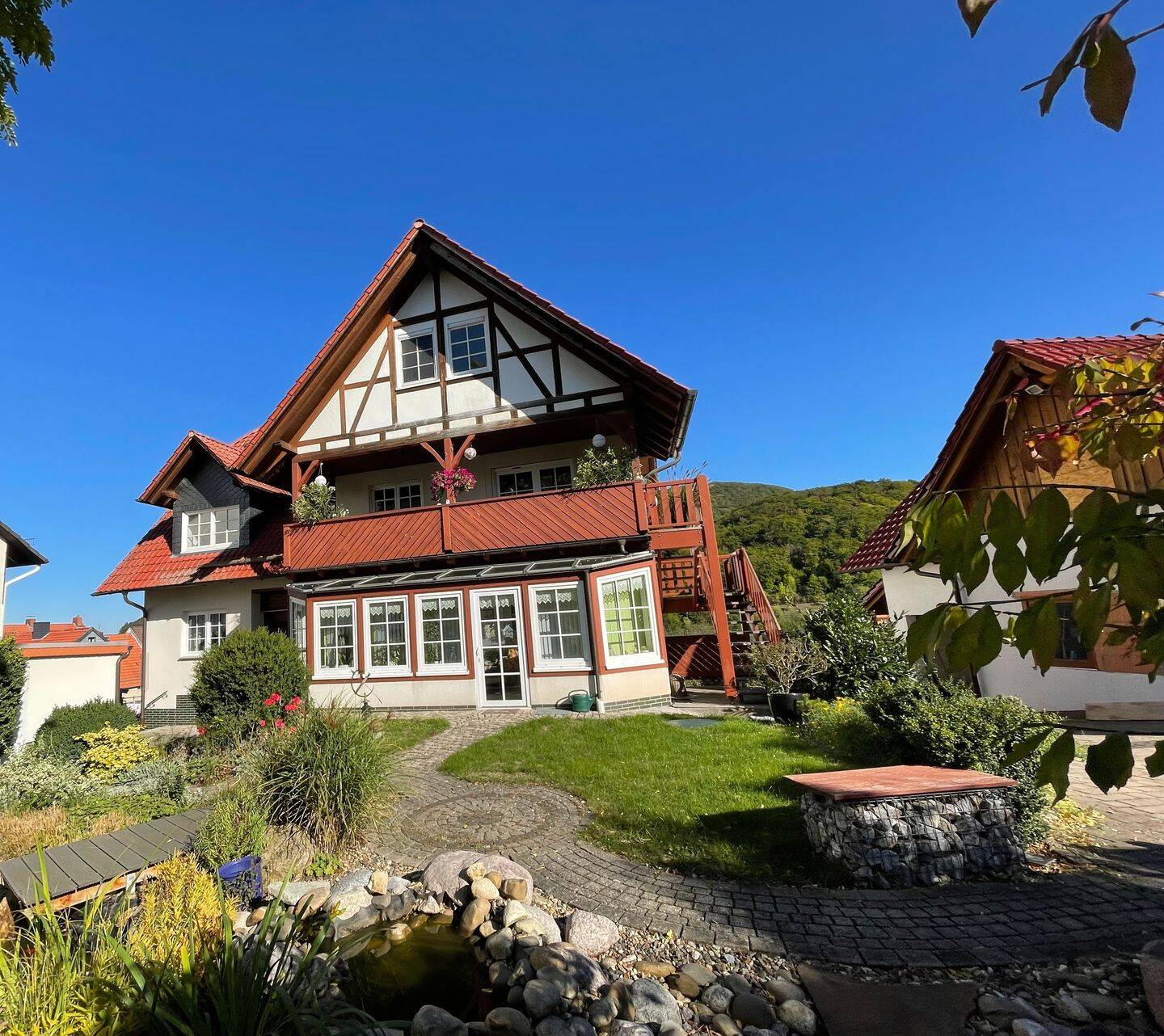 Familienfreundliche und komfortable 6-Zimmer-Wohnung mit Balkon und Gartennutzung in Habichtswald, 34317 Habichtswald