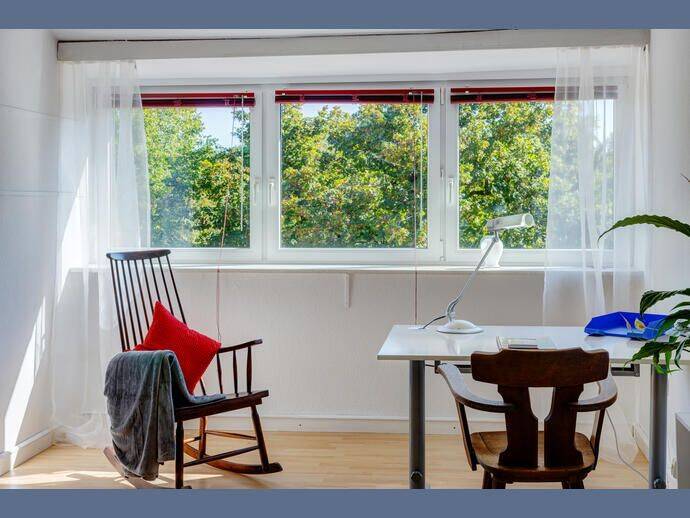 Möbliert: Dachgeschosswohnung mit Blick auf den Nymphenburger Kanal, 80638 München (Moosach Neuhausen-Nymphenburg)