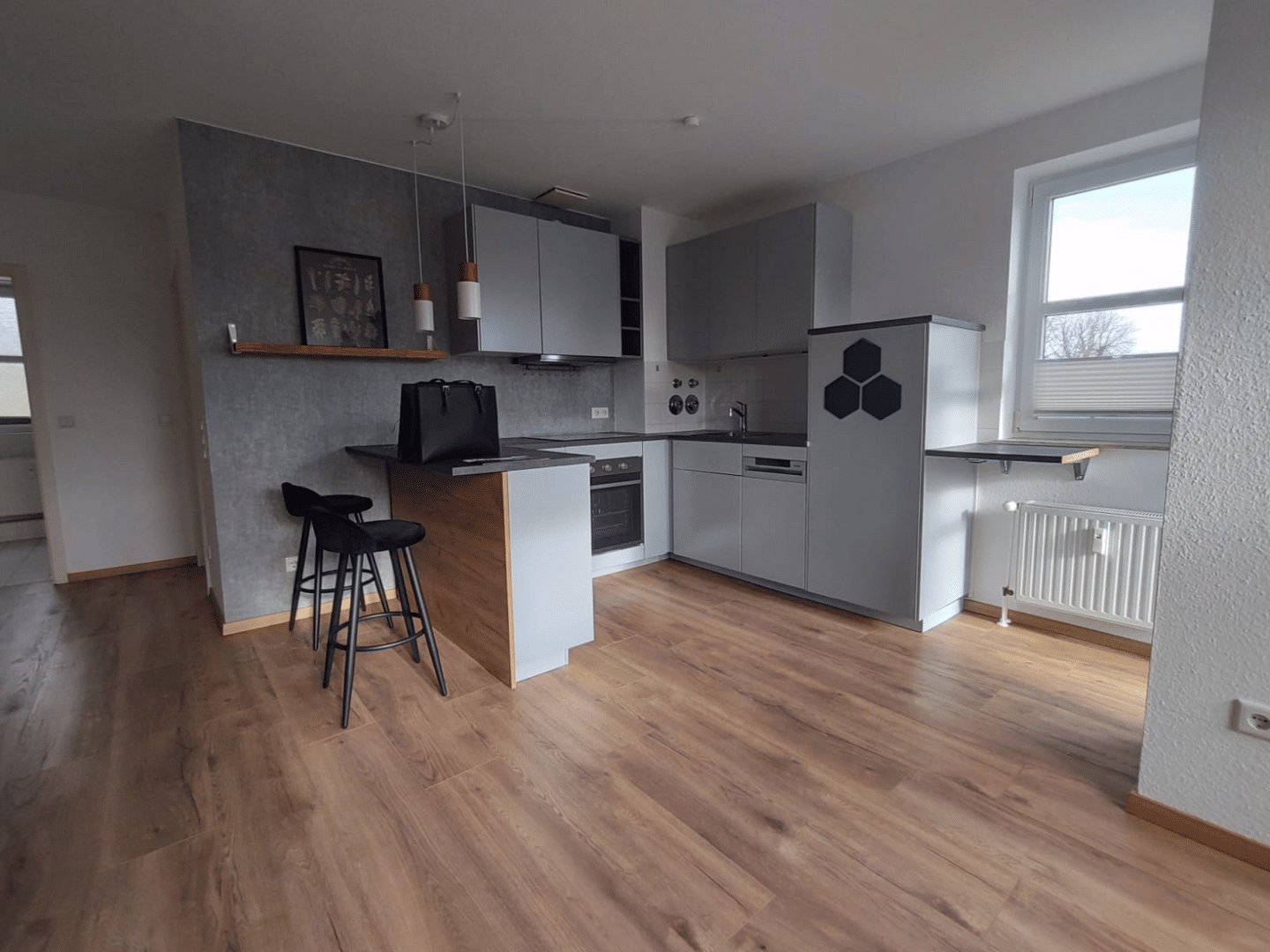Charmante Maisonette mit Studio & Balkon – sofort bezugsbereit + Garage optional!, 30938 Burgwedel