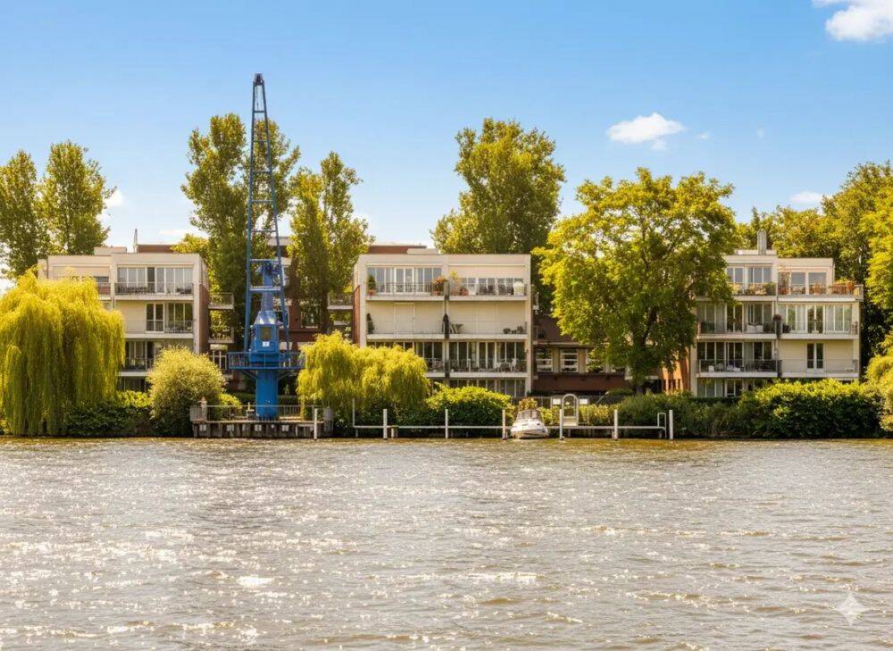 Alt-Stralau: Besondere 3-Zimmer-Wohnung, Wohnen am Wasser – urban, ruhig und außergewöhnlich begehrt