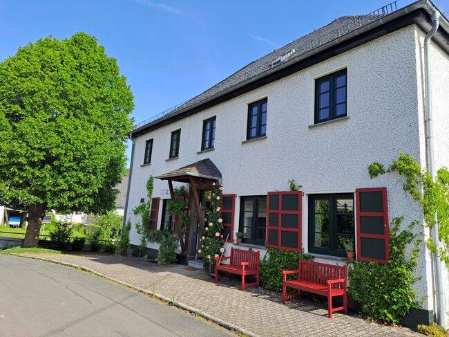 Liebevoll renoviertes ehemaliges Schulgebäude in ruhiger Lage in der Nähe des Nürburgrings (± 15 km), 56769 Arbach