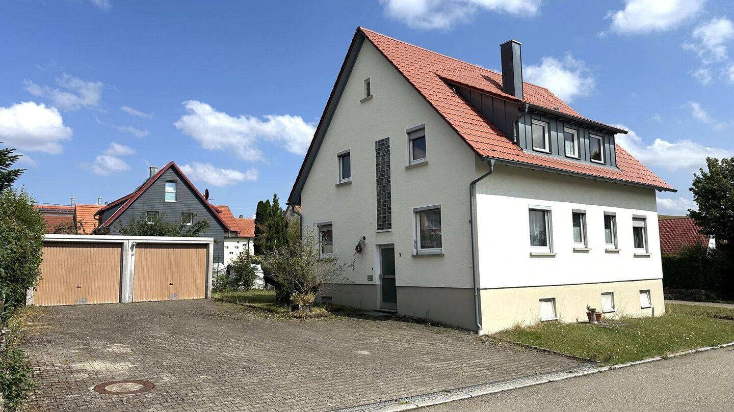 Freistehendes Einfamilienhaus mit großem Garten in unverbaubarer Ortsrandlage, 72587 Römerstein