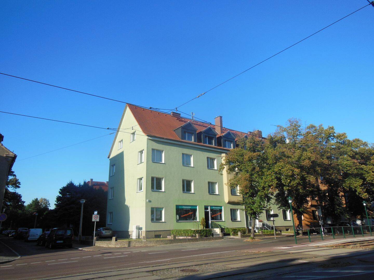Familienwohnung mit separaten Zimmern, Küche mit Balkon mit Blick ins Grüne!, 6110 Halle (Saale) (Damaschkestraße Gesundbrunnen Innenstadt Lutherplatz Saaleaue)
