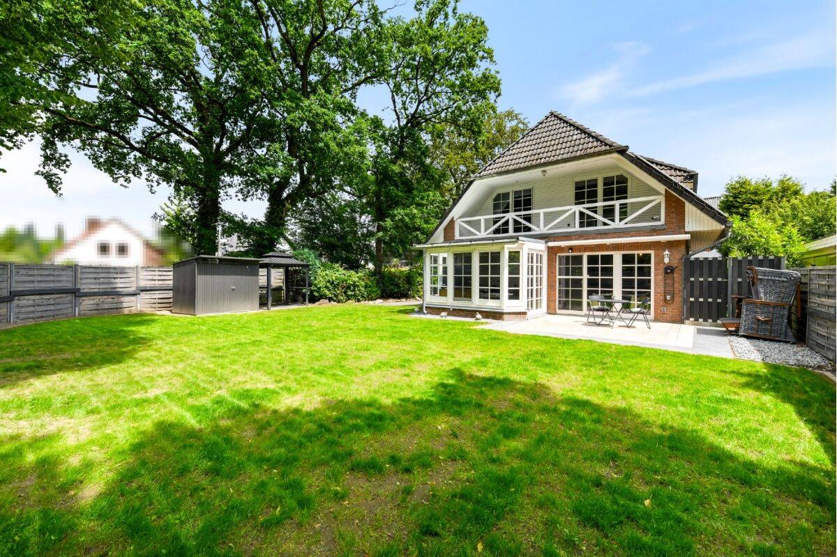 Beste Lage von Ahrensburg – EFH mit Wintergarten, Carport und Traumgarten (229 m² Wohn-/Nutzfläche), 22926 Ahrensburg