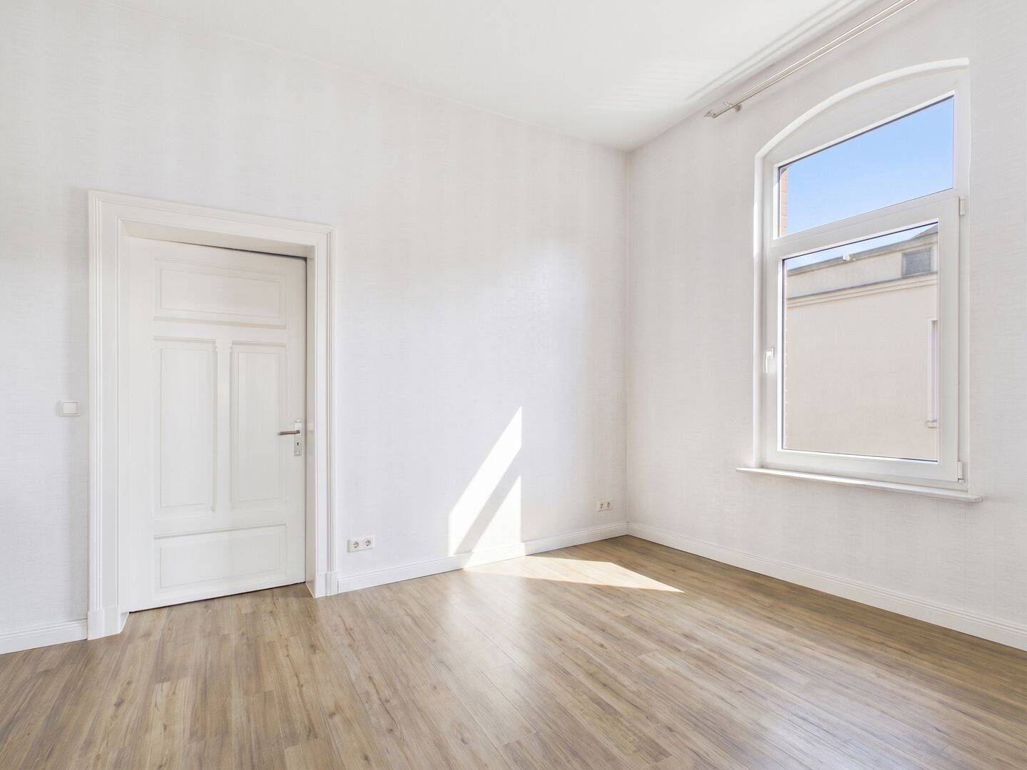 Kernsanierte Altbau-Wohnung mit 4,5 Zimmern mitten im Zentrum von Sehnde sucht neue Mieter!, 31319 Sehnde