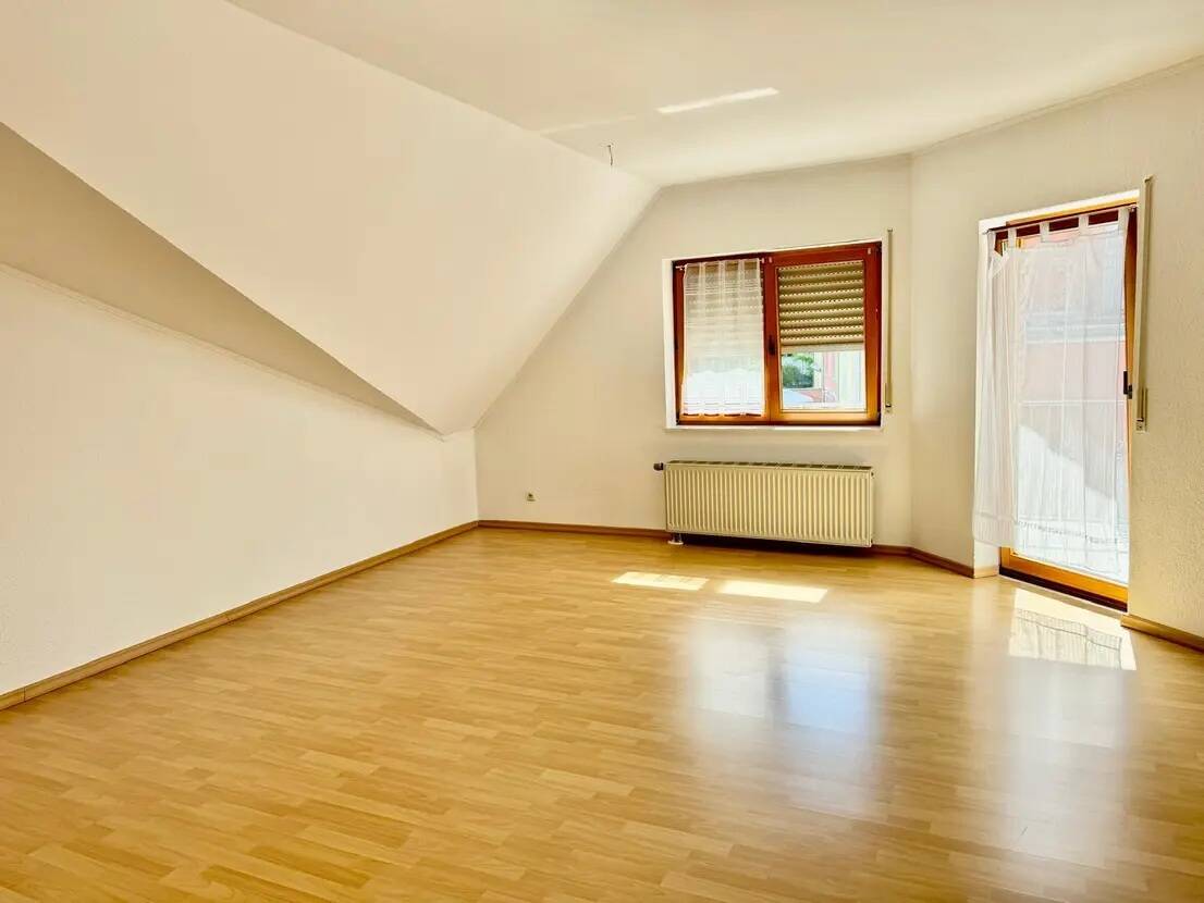 Charmante Dachgeschosswohnung mit Balkon, moderner Einbauküche und Stellplatz. Ideal für Ihr neues Zuhause!, 65510 Idstein