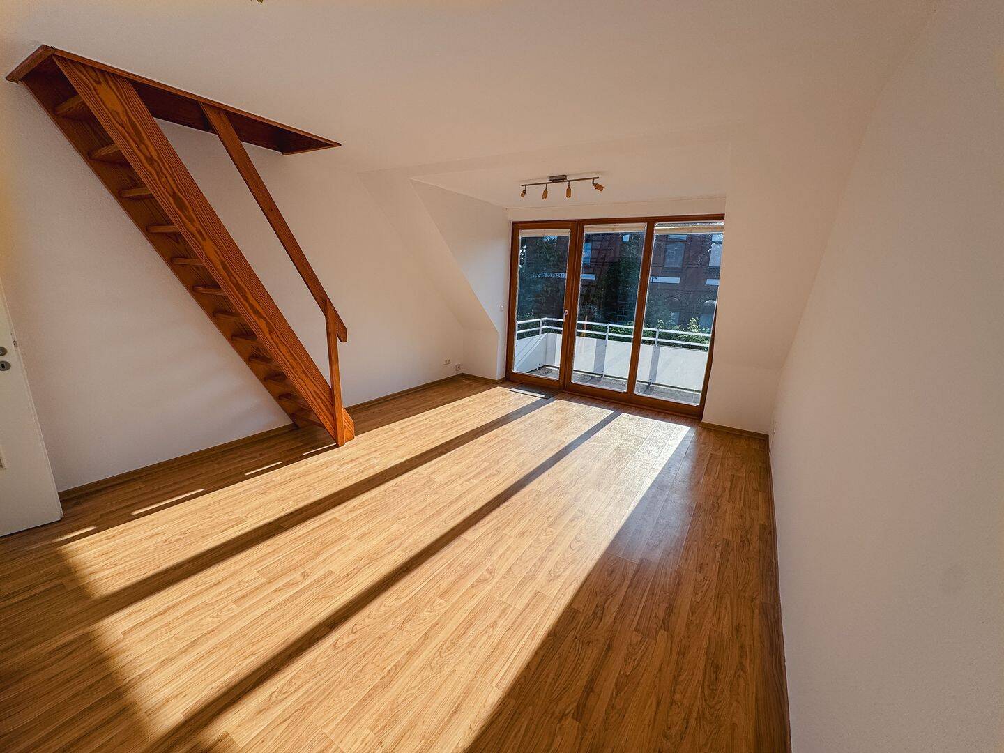 Attraktives Wohnen in Wellsee – Familienfreundliche 4-Zimmer Maisonettewohnung mit Balkon und Garage, 24145 Kiel