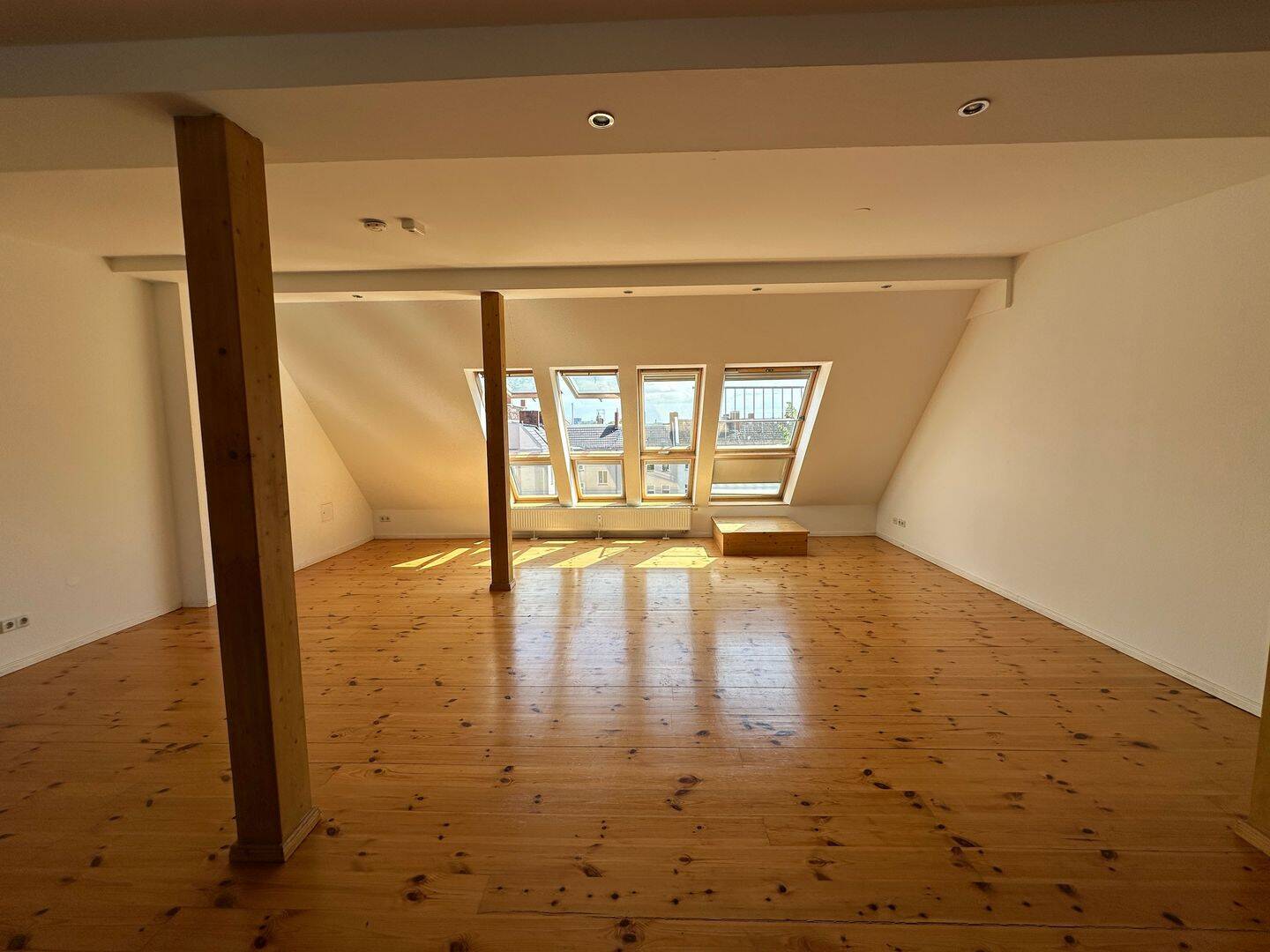 ***Großzügige und lichtdurchflutete Dachgeschosswohnung mit modernem Wohnkonzept***, 10553 Berlin (Mitte Moabit)