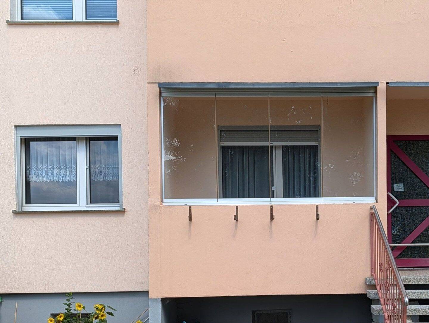 Hochpaterre, Loggia, Wohnküche + drei Zimmer, Kellerabteil, PKW-Stellplatz, 6886 Wittenberg