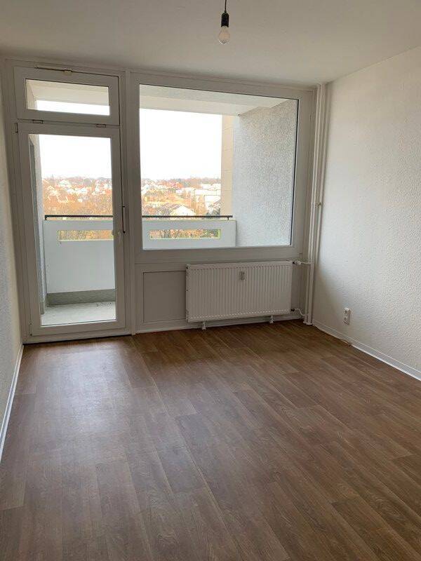 Hoch hinaus: Sanierte 3-Zimmerwohnung mit Balkon, 63225 Langen (Hessen)