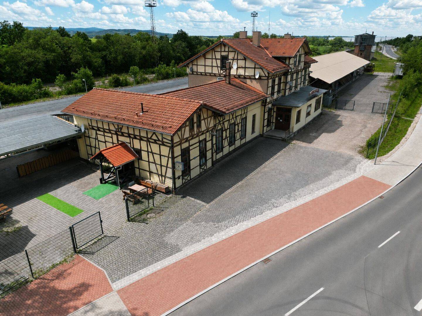 Bahnhofsgebäude mit Wohnungen, Bistro und Güterschuppen, 99885 Ohrdruf
