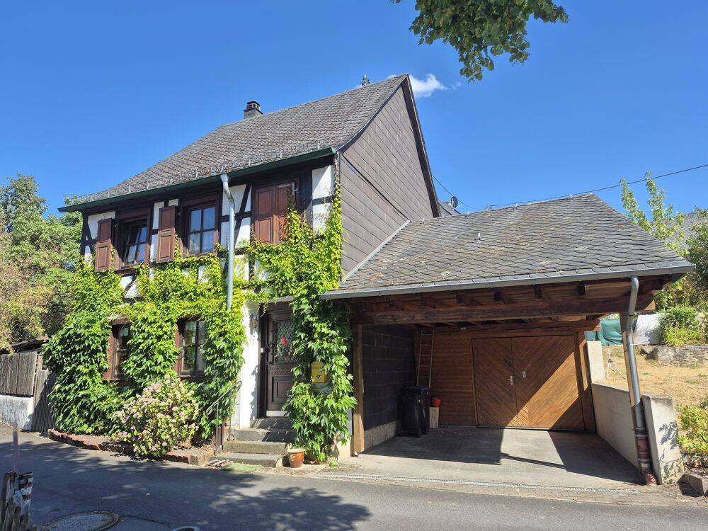 Denkmalschutz! Uriges Bauernhaus mit Garten und Carport/Garage in zentraler Ortslage von Irmenach, 56843 Irmenach