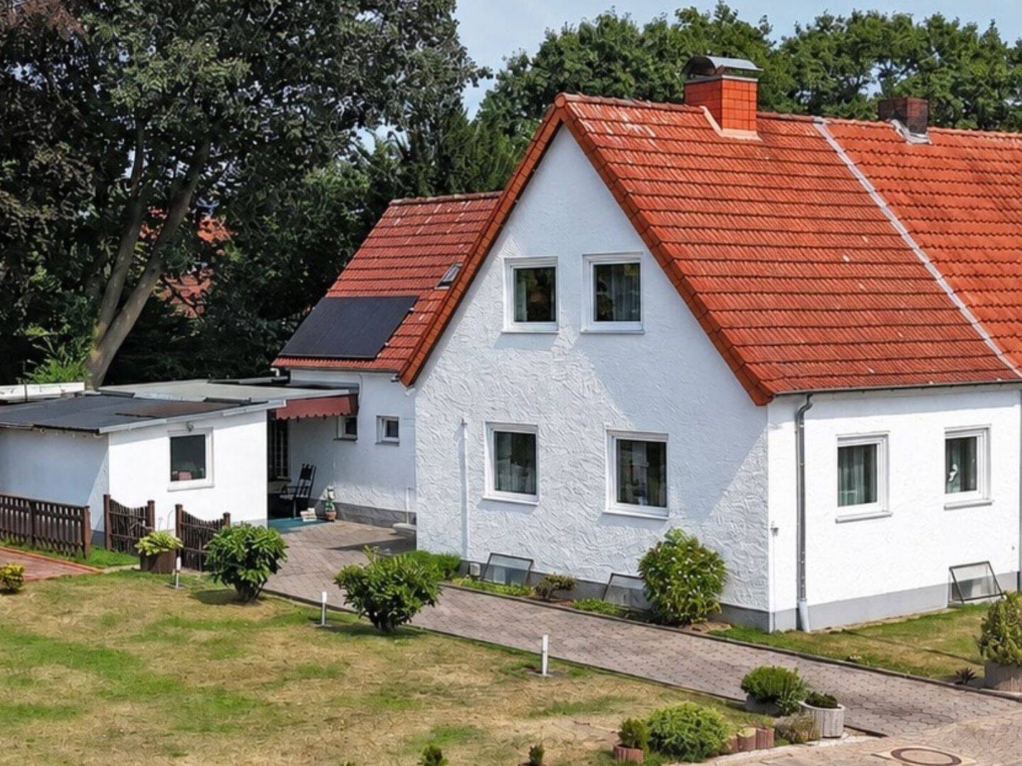 Charmante Doppelhaushälfte mit großzügigem Grundstück und solider Bausubstanz!, 32425 Minden
