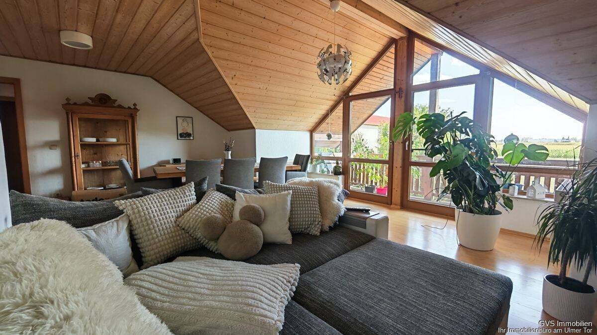 2-Zimmer-Dachgeschoss-Wohnung mit Südbalkon in Pleß, 87773 Pleß