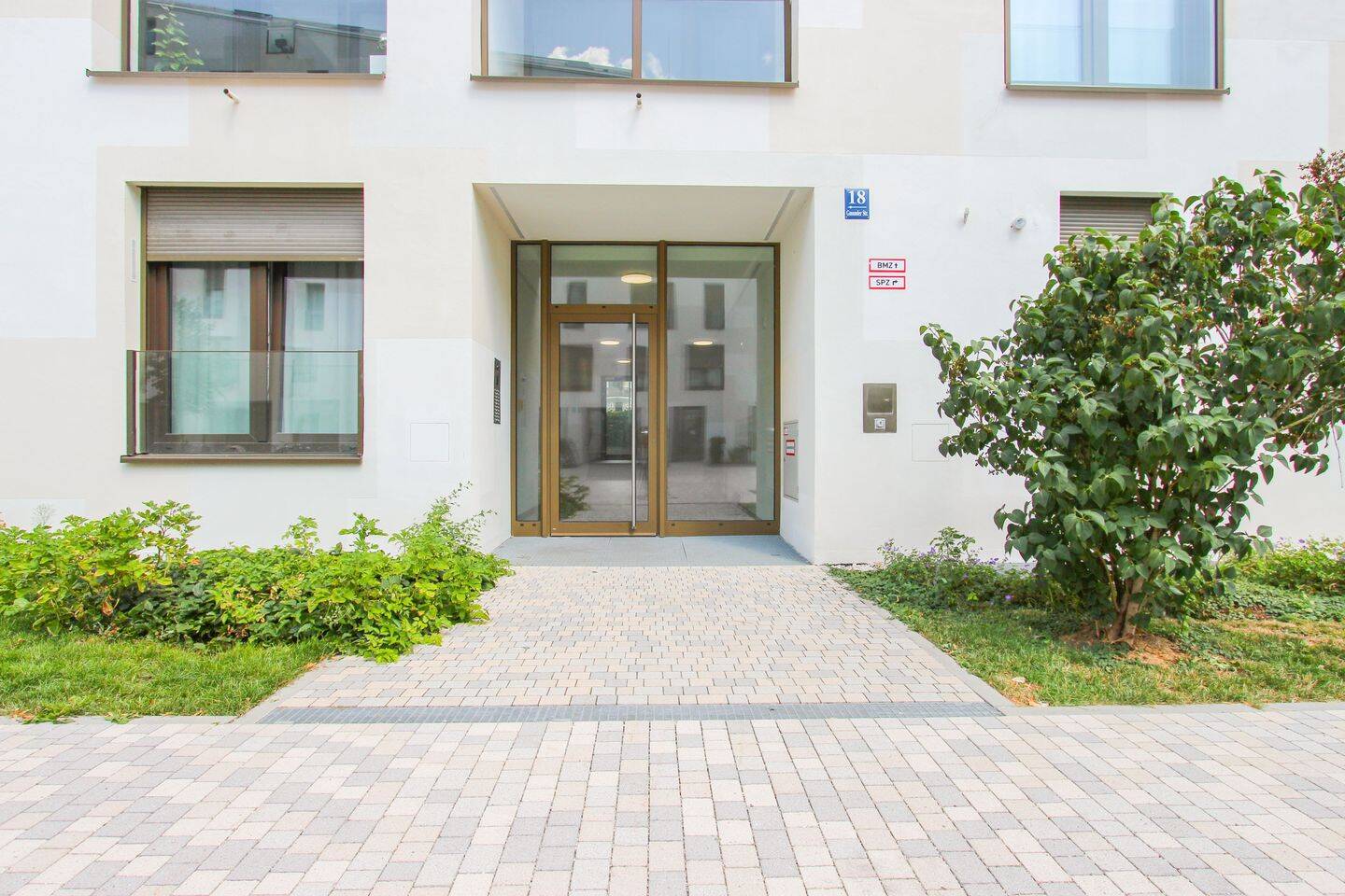 Lichtdurchflutete 2-Zimmer-Wohnung mit Loggia, 81379 München (Sendling Sendling-Westpark Thalk. Obersendl.-Forsten-Fürstenr.-Solln)