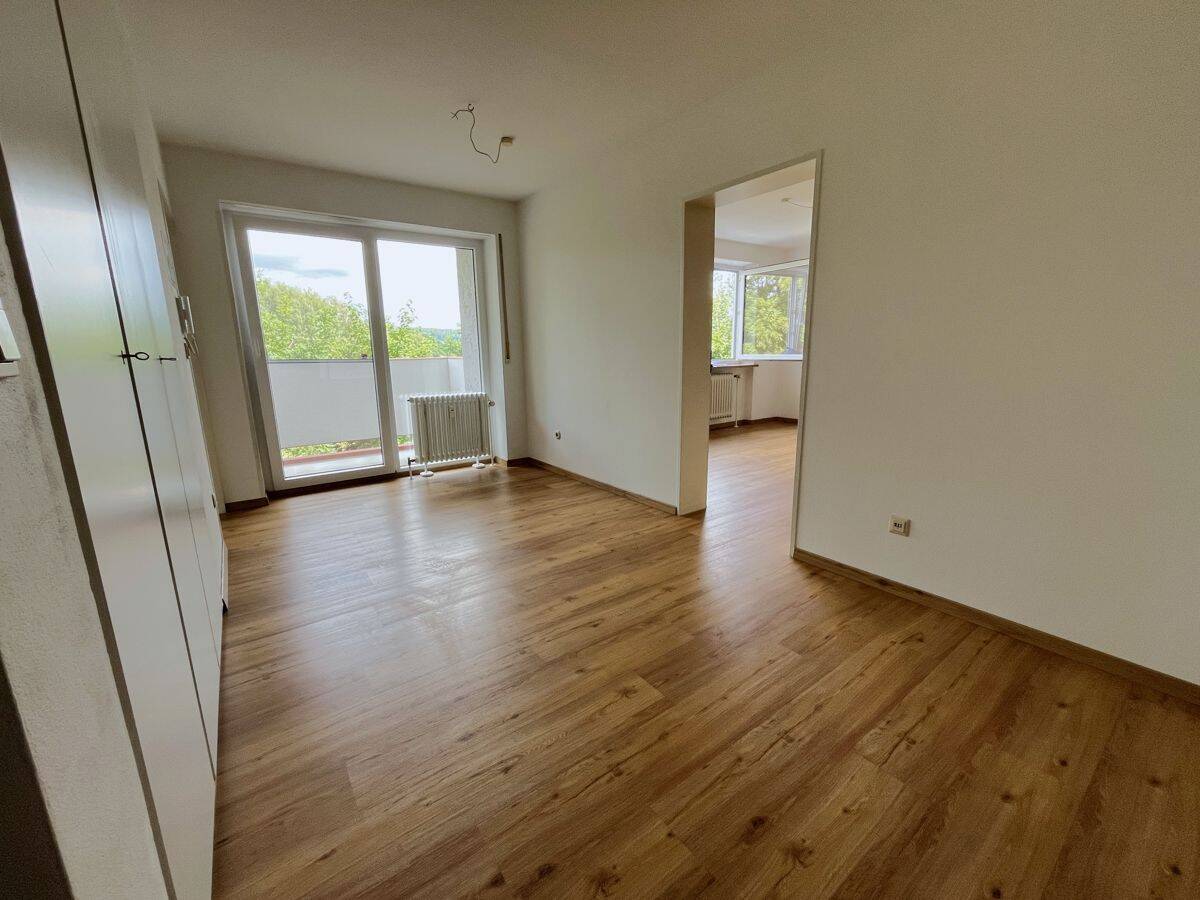 Nah am Zentrum, trotzdem Im Grünen wohnen – großzügige 2-Zimmer-Wohnung mit Balkon, 92637 Weiden i.d. OPf. (Weiden)